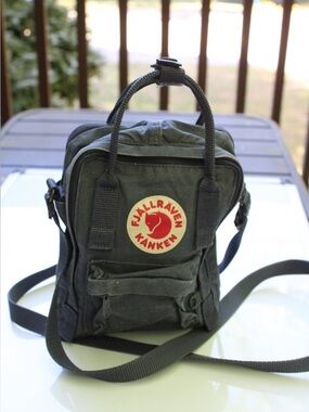 Fjällräven Kånken Sling bag 
Vinyl Graphite colorway.